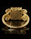 A LATE ROMAN STYLE RING WITH AN EMERALD, 3RD-4TH CENTURY AD OR LATER