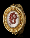 A LARGE GOLD RING IN THE STYLE OF THE ANTIQUE, 19TH CENTURY AD