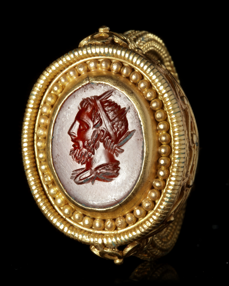 A LARGE GOLD RING IN THE STYLE OF THE ANTIQUE, 19TH CENTURY AD