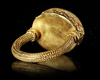 A LARGE GOLD RING IN THE STYLE OF THE ANTIQUE, 19TH CENTURY AD