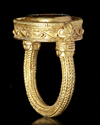 A LARGE GOLD RING IN THE STYLE OF THE ANTIQUE, 19TH CENTURY AD