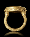 A LARGE GOLD RING IN THE STYLE OF THE ANTIQUE, 19TH CENTURY AD