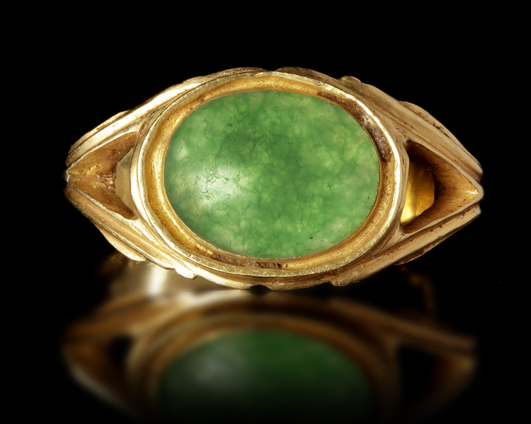 A ROMAN STYLE GOLD RING WITH A GREEN STONE, 3RD-4TH CENTURY AD OR LATER