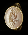 A ROMAN RING WITH AN AGATE INTAGLIO, 1ST CENTURY BC