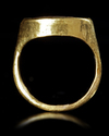 A ROMAN RING WITH AN AGATE INTAGLIO, 1ST CENTURY BC