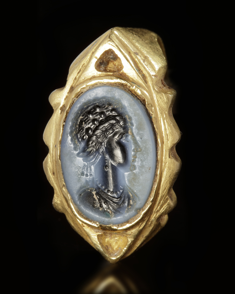 A ROMAN STYLE GOLD RING WITH A NICOLO INTAGLIO, PROBABLY MODERN