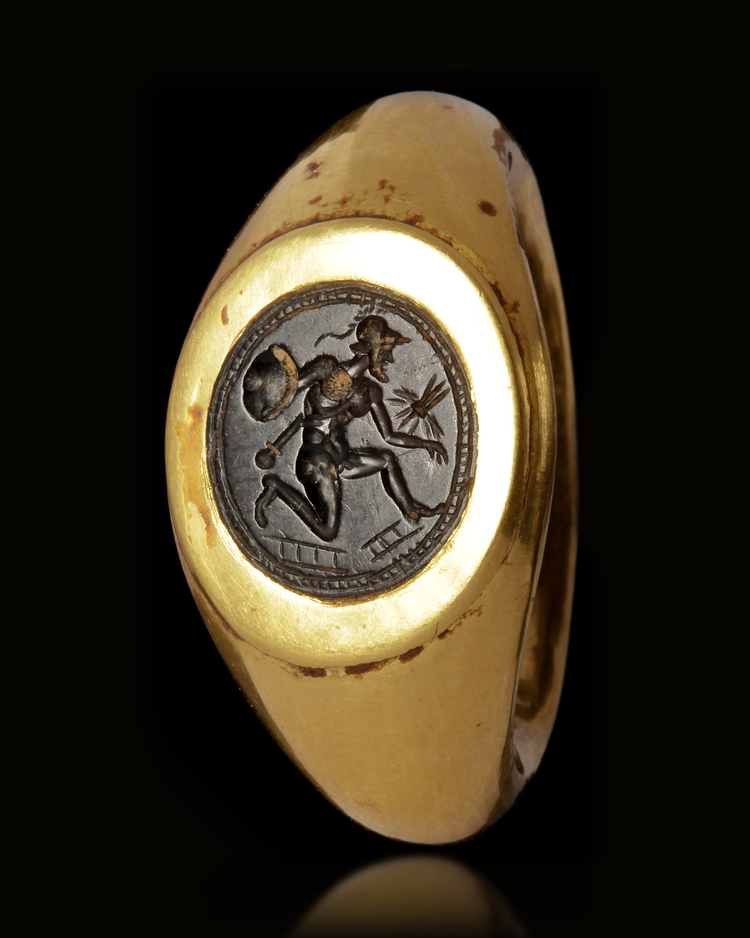 A ROMAN GOLD RING WITH A BLACK JASPER INTAGLIO, 2ND CENTURY BC