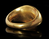 A ROMAN GOLD RING WITH A BLACK JASPER INTAGLIO, 2ND CENTURY BC