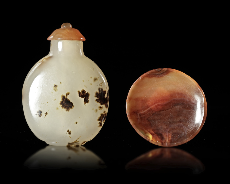 A CHINESE AGATE SNUFF BOTTLE AND SNUFF DISH, 18TH-19TH CENTURY