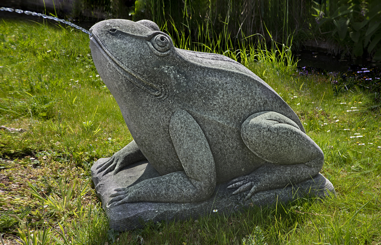 A LARGE SCULPTED LIMESTONE MODEL OF A SEATED FROG, LATE 20TH CENTURY