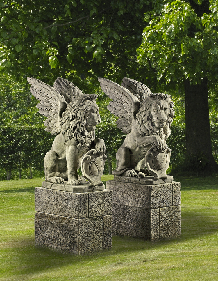 A PAIR OF SCULPTED LIMESTONE MODELS OF WINGED LIONS, SECOND HALF 20TH CENTURY