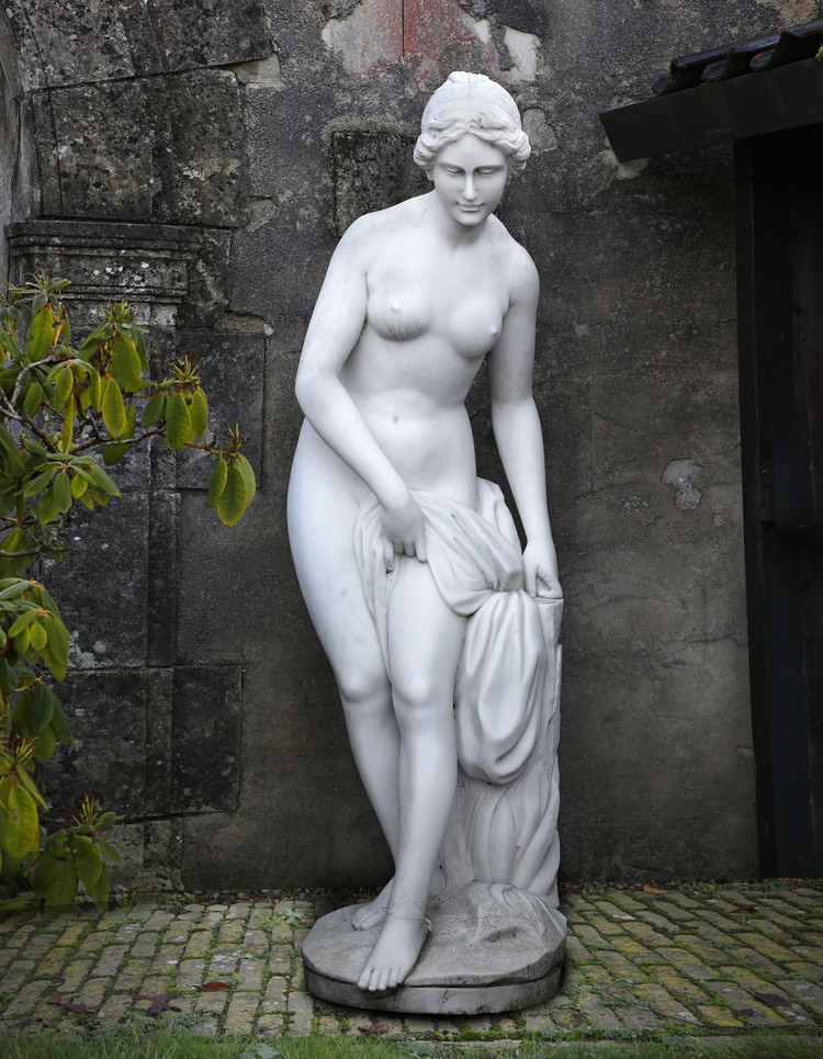 A SCULPTED MARBLE MODEL OF VENUS BATHING ‘VENUS AU BAIN’, LATE 20TH CENTURY, AFTER ETIENNE- MAURICE FALCONET (1716-1791)