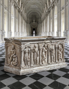AN ITALIAN CARVED MARBLE COLUMNAR SARCOPHAGUS, LATE 20TH CENTURY, AFTER THE ANTIQUE