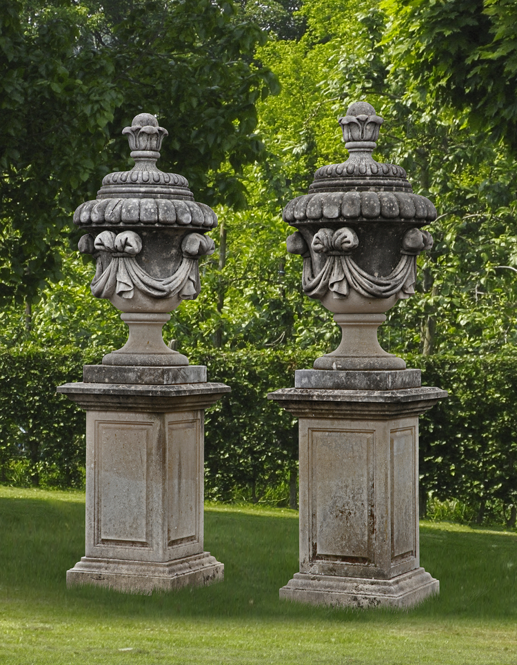 A PAIR OF CARVED LIMESTONE GARDEN URNS, SECOND HALF 20TH CENTURY