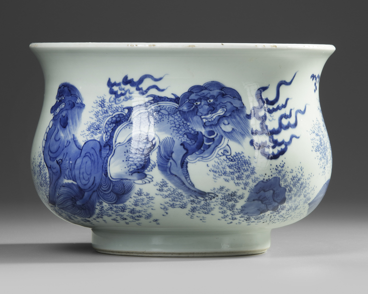A CHINESE BLUE AND WHITE POT, 19TH CENTURY