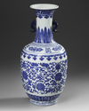 A CHINESE BLUE AND WHITE VASE, 19TH-20TH CENTURY