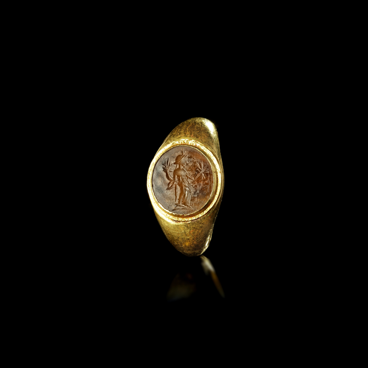 A ROMAN GOLD RING WITH AN INTAGLIO OF FORTUNA, 1ST-2ND CENTURY AD