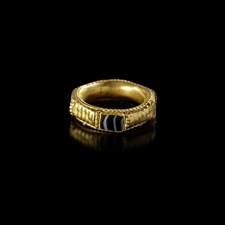 AN EASTERN GREEK GOLD RING WITH COLOURED INLAYS, 6TH-5TH CENTURY BC