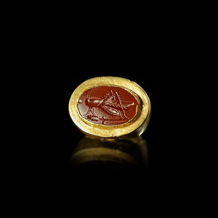 A HELLENISTIC GOLD RING WITH AN INTAGLIO SHOWING A LOCUST, 2ND/3RD CENTURY BC
