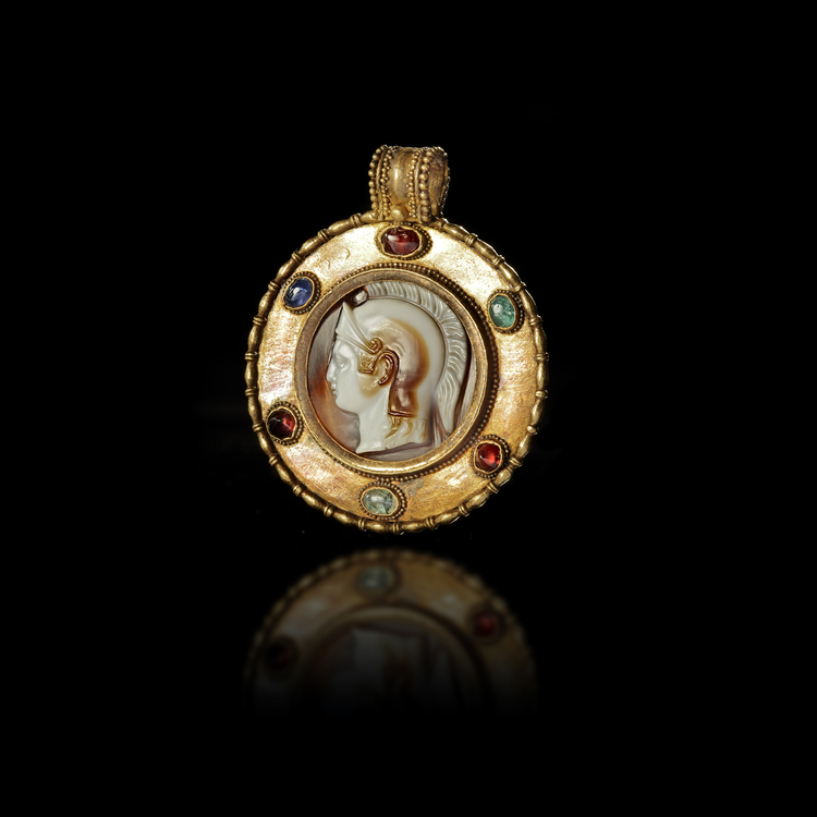 A ROMAN GOLD PENDANT WITH A CAMEO INLAY, 1ST-2ND CENTURY AD