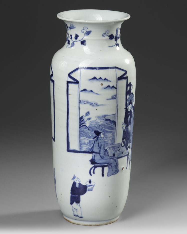 A CHINESE BLUE AND WHITE VASE, QING DYNASTY (1644-1911)