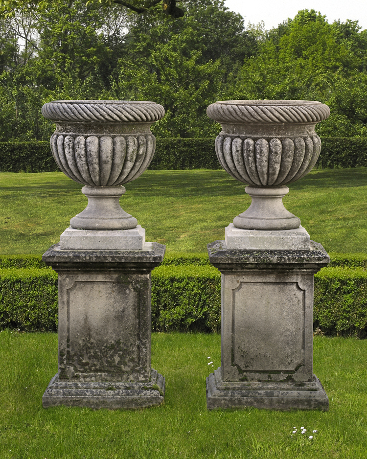 A  PAIR OF CARVED LIMESTONE GARDEN URNS, 20TH CENTURY