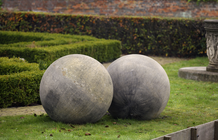 A LARGE PAIR OF LIMESTONE ORNAMENTAL SPHERES, LATE 20TH CENTURY