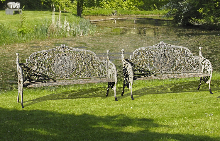 A PAIR OF CONTINENTAL CAST IRON GARDEN BENCHES IN 19TH CENTURY STYLE, MID 20TH CENTURY, AFTER THE ‘MEDALLION’ DESIGN BY COALBROOKDALE