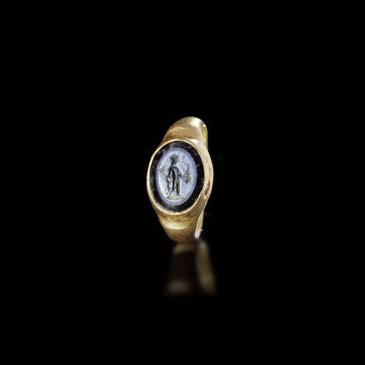 A ROMAN GOLD RING WITH A NICOLO INTAGLIO OF MERCURY, 1ST-2ND CENTURY AD