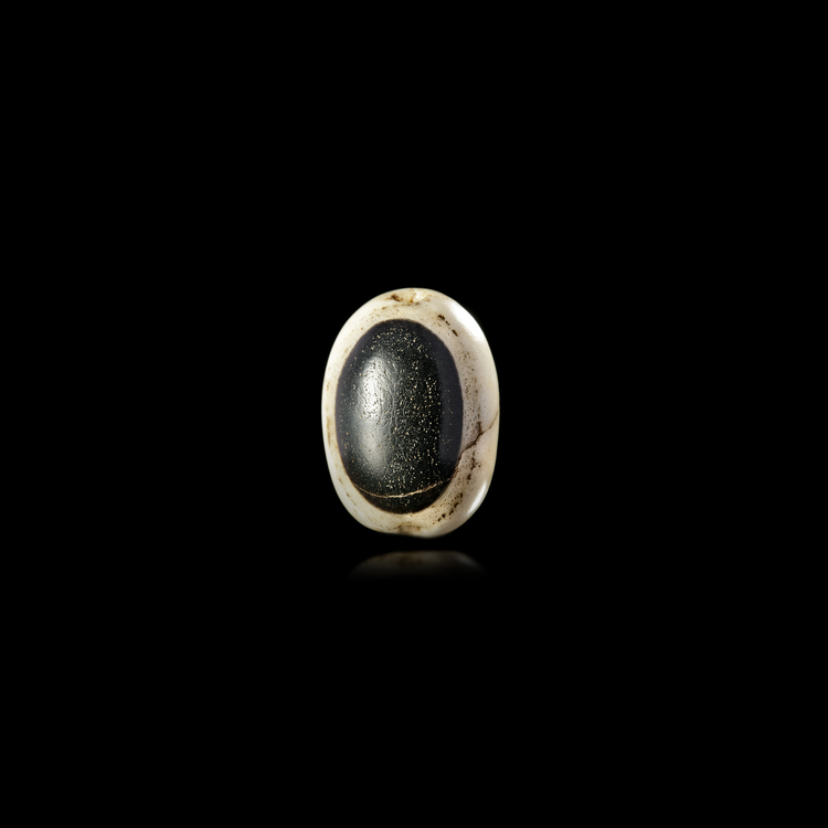 AN EYE BEAD IN AGATE. 5 th.c.B.C.