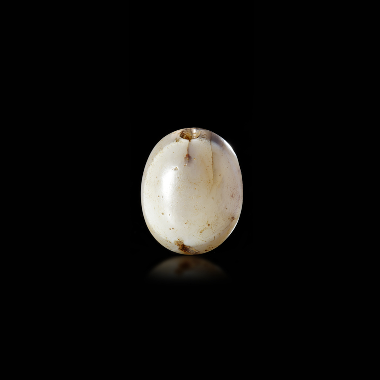 A LARGE EYE BEAD IN PALE AGATE. 5th.c.B.C.