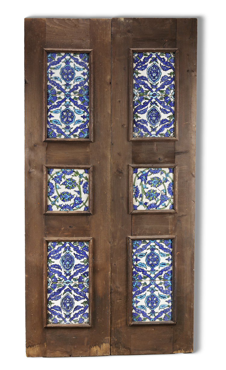 A WOODEN DOOR SET WITH 10 DAMASCUS STYLE POTTERY TILES, 20TH CENTURY