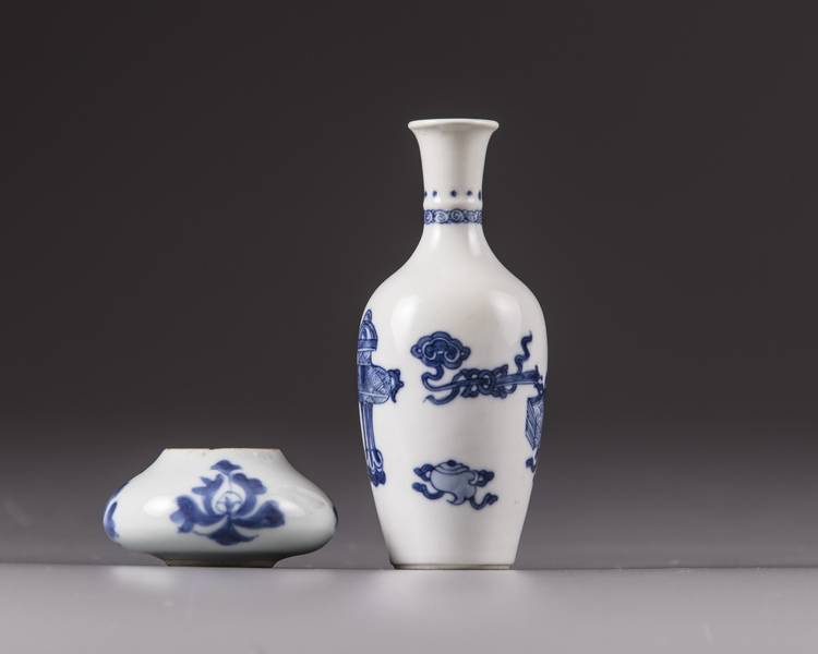 A pair of Chinese small vases