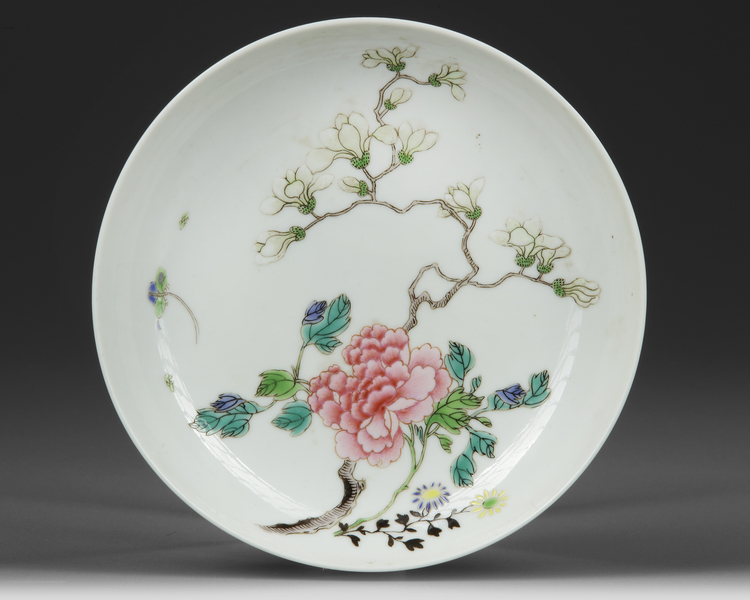 A SMALL CHINESE FAMILLE ROSE PEONY DISH, 20TH CENTURY