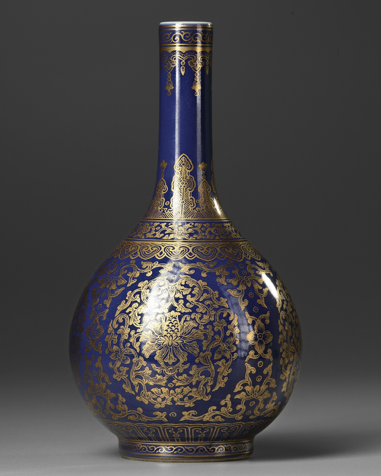 A GILT CHINESE POWDER BLUE BOTTLE VASE, 19TH-20TH CENTURY