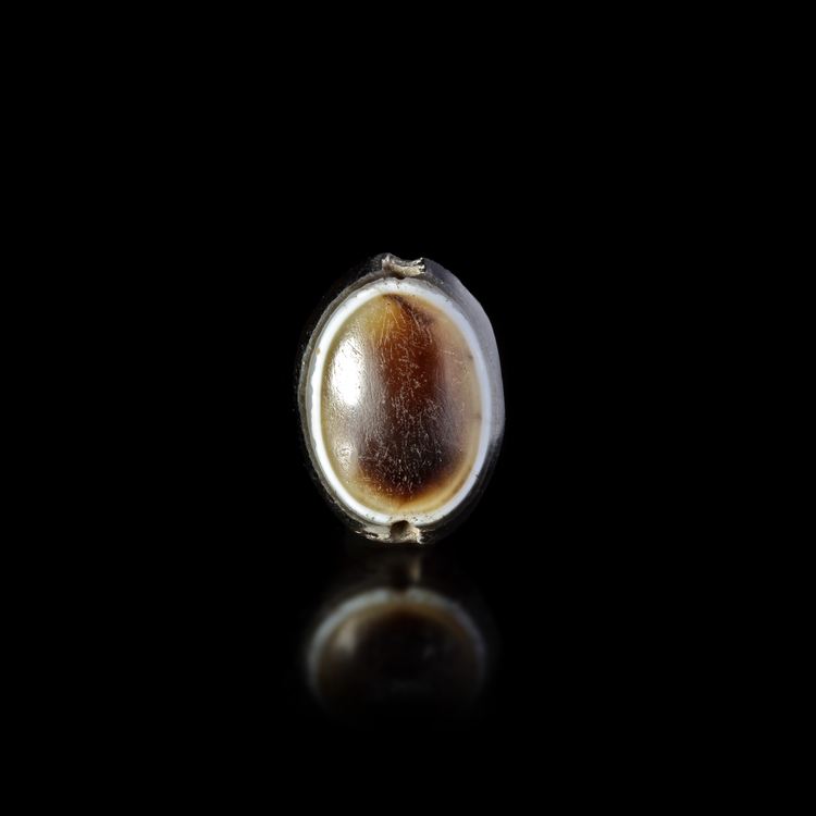AN AGATE EYE BEAD WITH A HORIZONTAL PIERCING, 4TH-5TH CENTURY BC