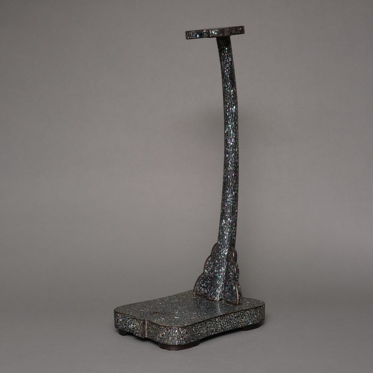 A JAPANESE MOTHER OF PEARL KATANA SWORD STAND, 1868-1912 (MEIJI PERIOD)