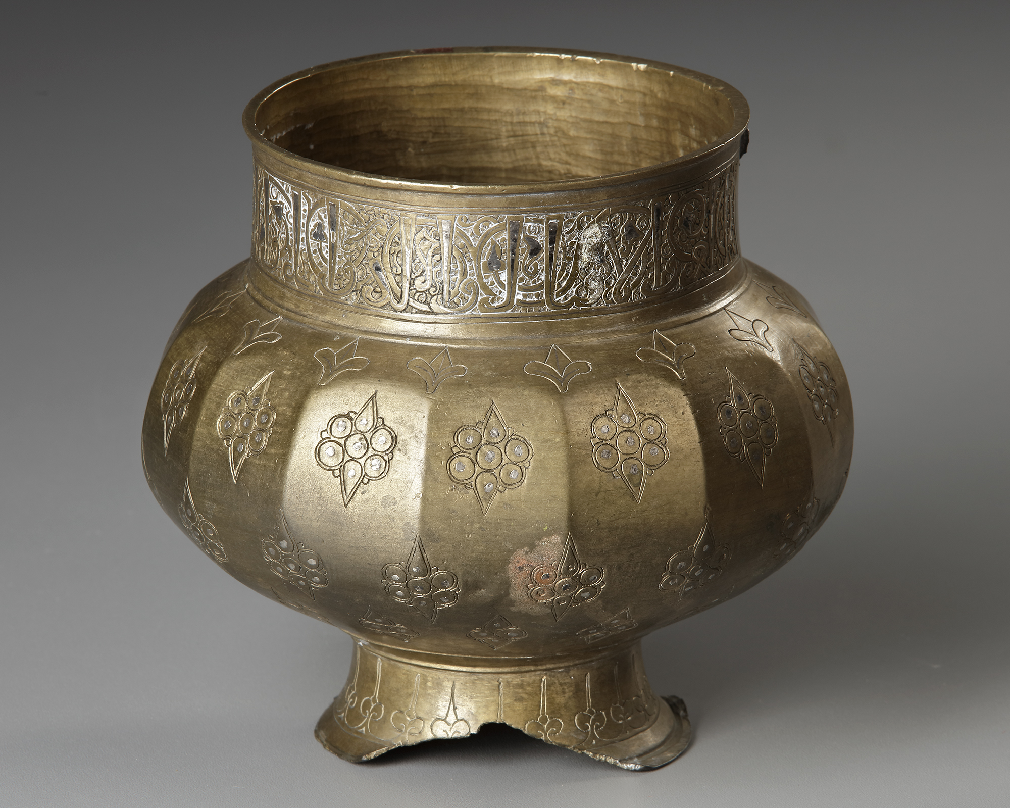A KHURASAN BRONZE JUG WITH SILVER INLAY, CENTRAL ASIA, 12TH A KHURASAN BRONZE JUG WITH SILVER INLAY, CENTRAL ASIA, 12TH