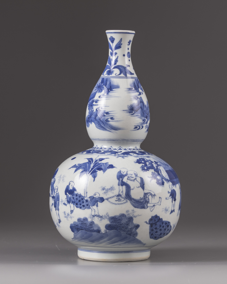 A blue and white double gourd vase