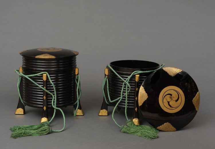 A PAIR OF JAPANESE BLACK LACQUERED WOODEN STORAGE CONTAINERS, FIRST HALF 19TH CENTURY (LATE EDO PERIOD)
