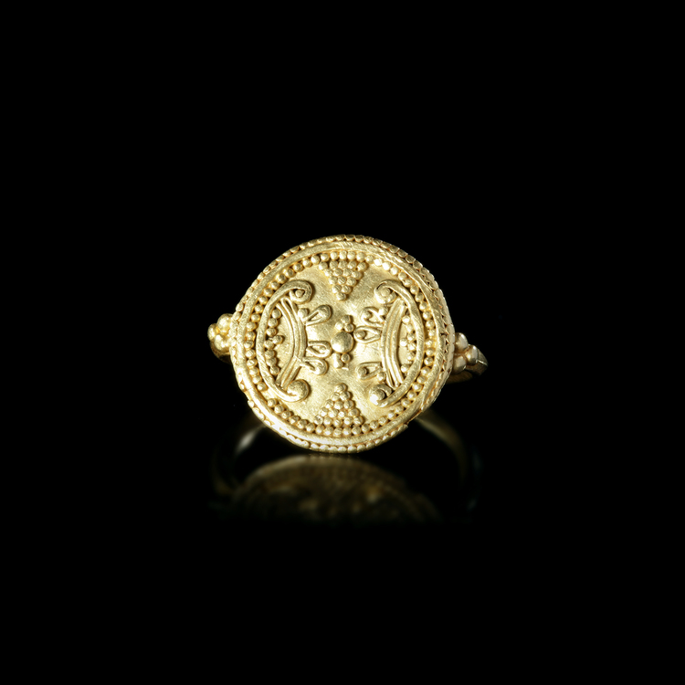 A CARTHAGINIAN GOLD RING, CIRCA 7TH-6TH CENTURY BC