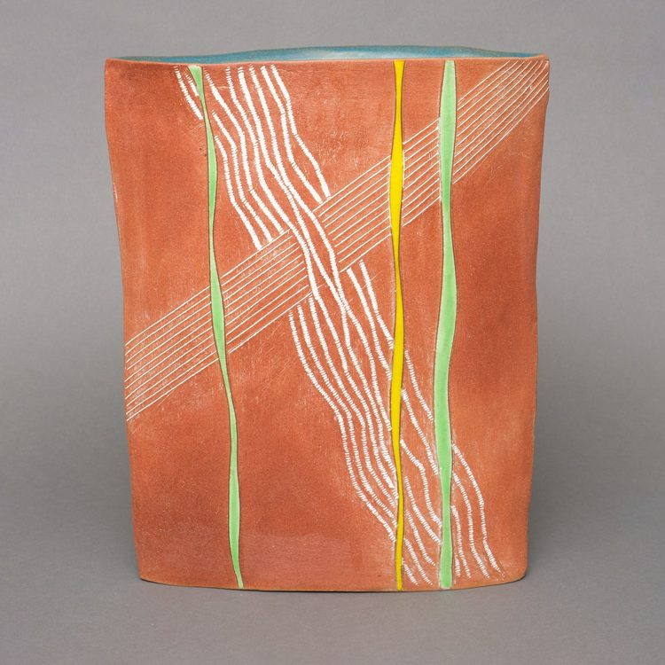A JAPANESE RED STONEWARE VASE BY KUMAMOTO KIICHI, SHOEA PERIOD (1926-1989)