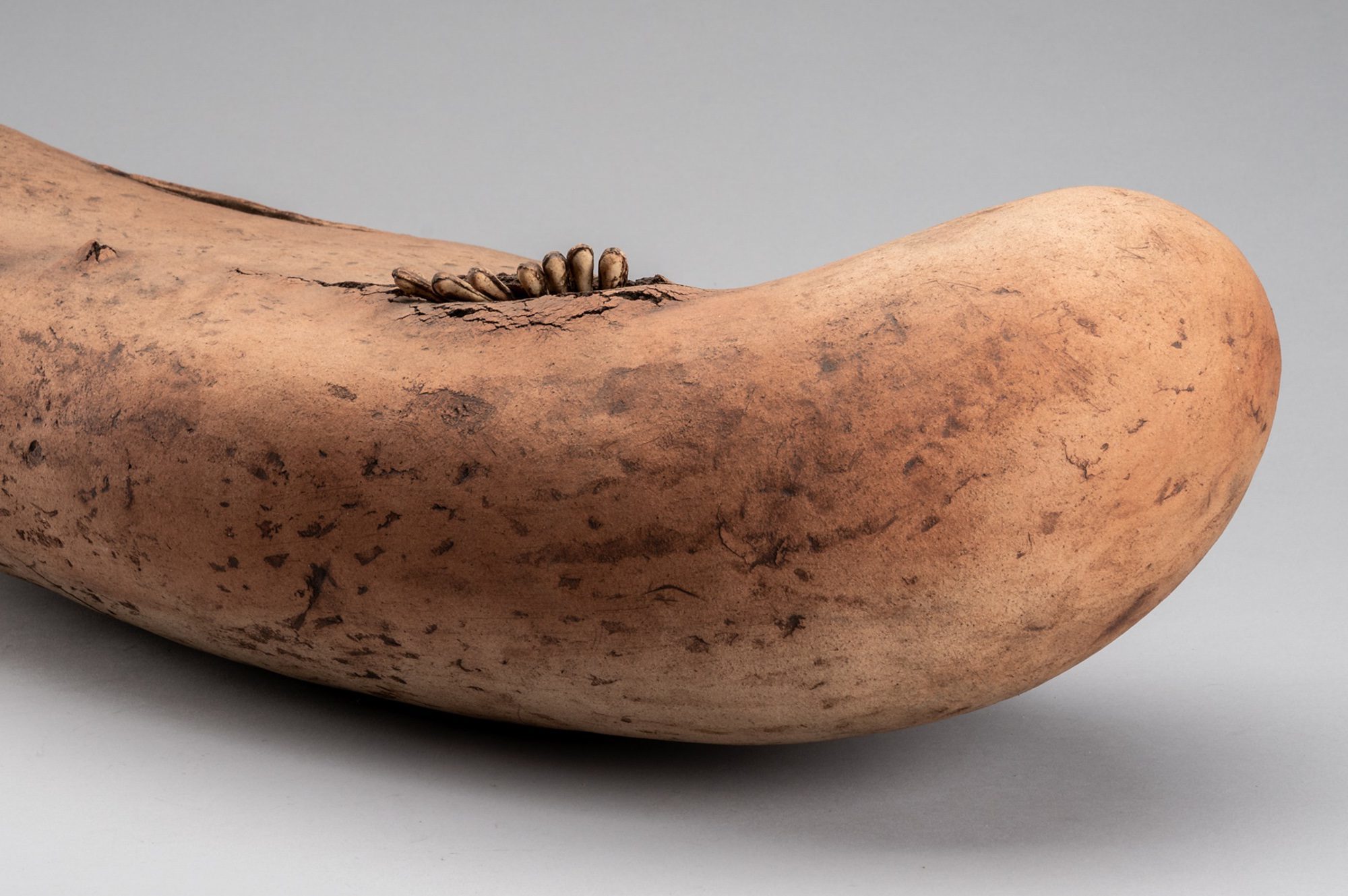 A JAPANESE CERAMIC OBJECT BY URANISHI KENJI 浦西健司 (1973)