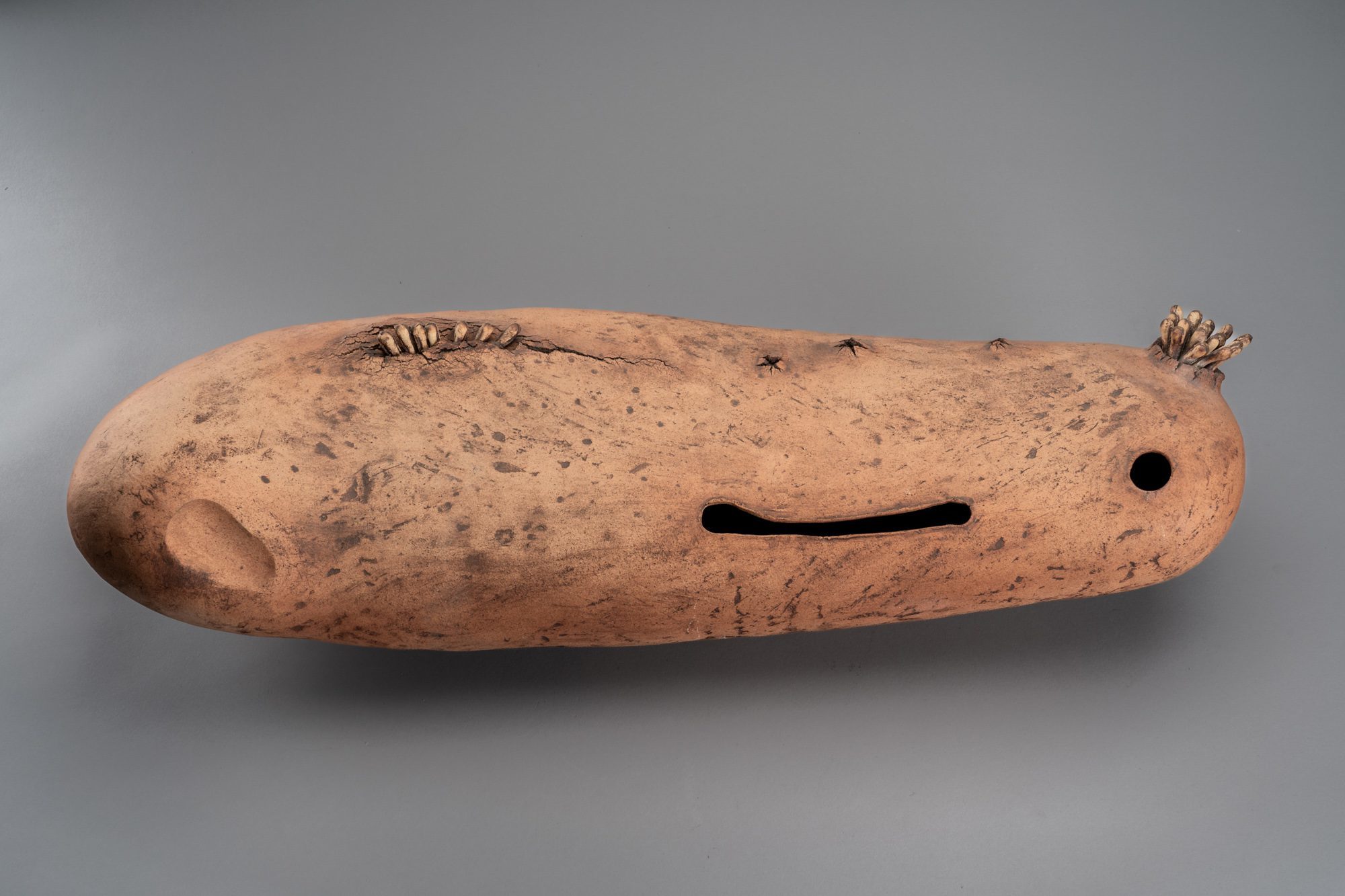 A JAPANESE CERAMIC OBJECT BY URANISHI KENJI 浦西健司 (1973)