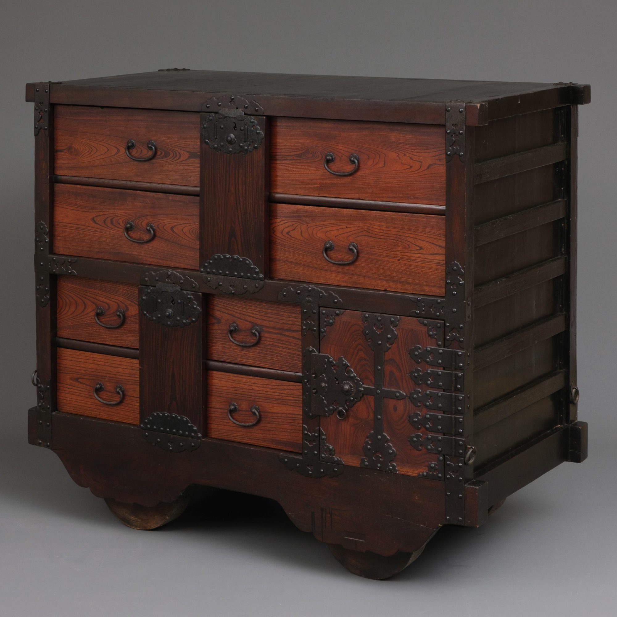 A JAPANESE KURUMA'DANSU 車箪笥 (WHEELED STORAGE CHEST, SECOND HALF 19TH CENTURY