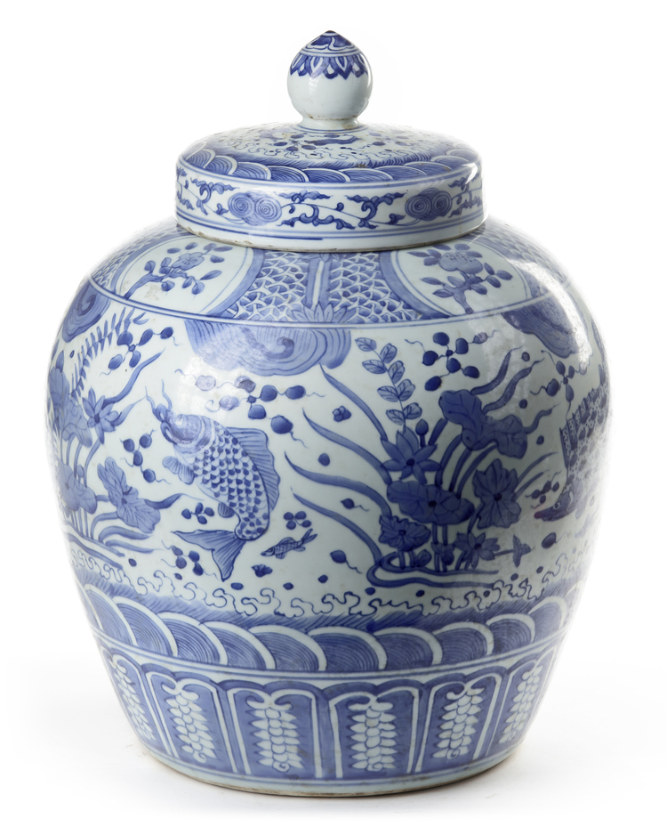 A LARGE CHINESE BLUE AND WHITE JAR AND COVER, QING DYNASTY (1644-1911)