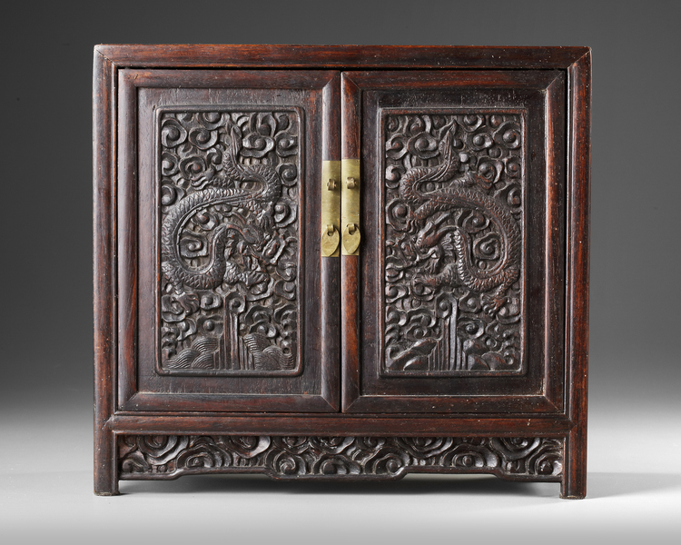 A CHINESE CARVED WOODEN CABINET, EARLY 20TH CENTURY