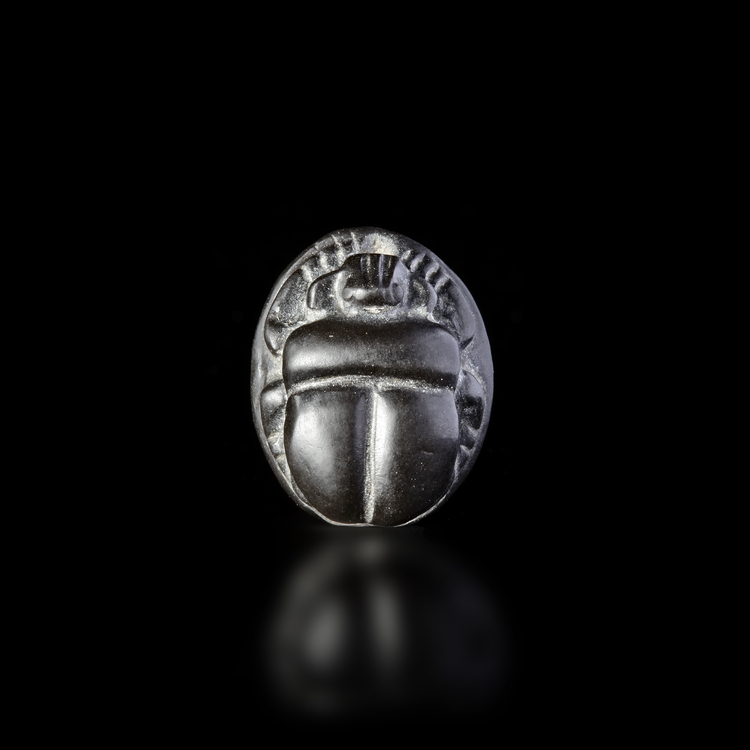 A BLACK SERPENTINE SCARAB. PHOENICIAN. 7/6TH.C.B.C.
