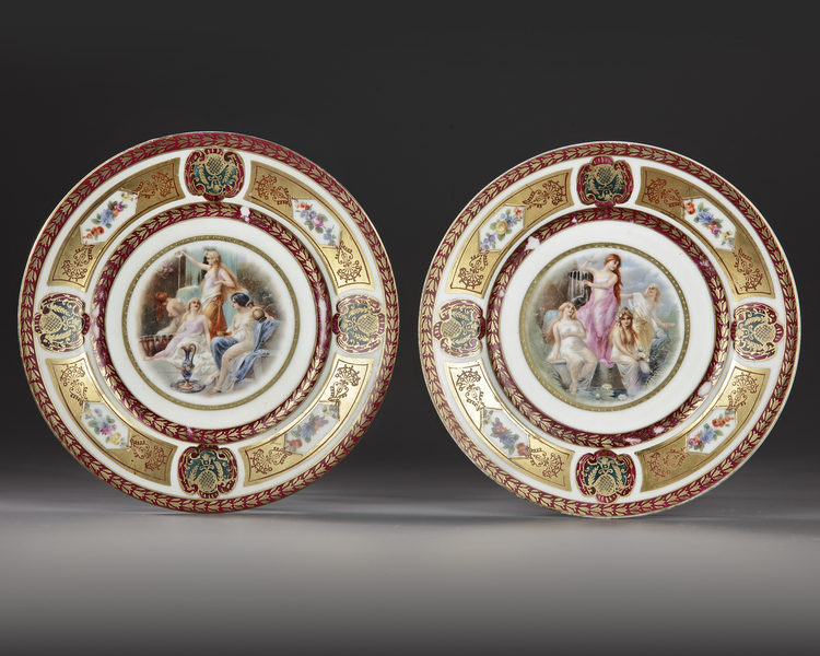 A PAIR OF GERMAN PORCELAIN PLATES, LATE 19TH CENTURY