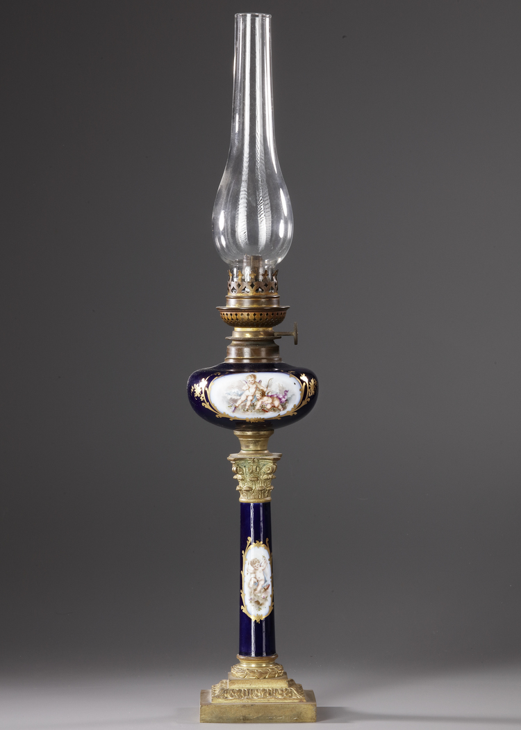 A GILT BRONZE KEROSENE LAMP, NAPOLEON III PERIODE, LATE 19TH CENTURY
